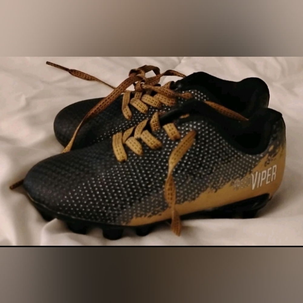 Kids Cleats Shoes - Black and Gold.Size 8k